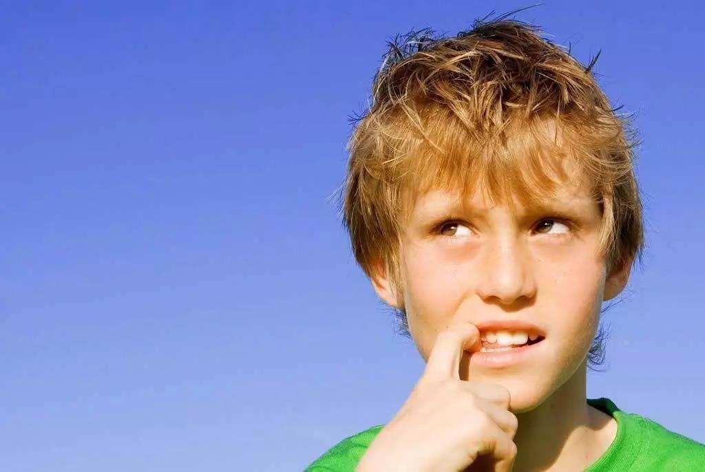 宝宝总是吸手指又哭闹是怎么回事,7岁孩子喜欢吸手指是什么原因