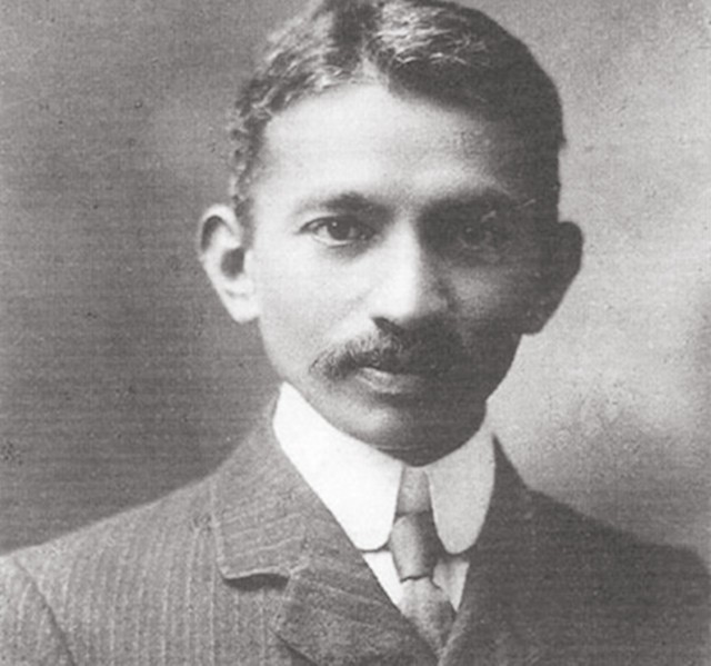 甘地妻子患病奄奄一息,请求丈夫买青霉素,却遭其生气大喊:不