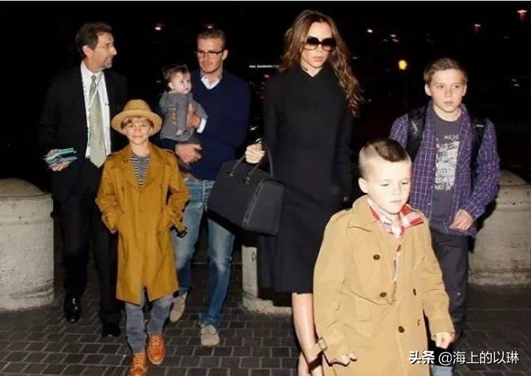 当梅根不再大红大紫,梅根穿搭西装配绿裙子