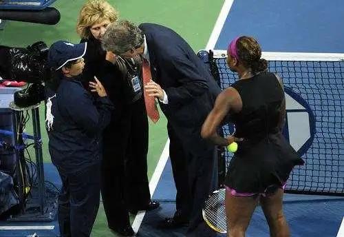 1055块球拍、百余万价值，同样摔拍为何他被称霸道总裁？