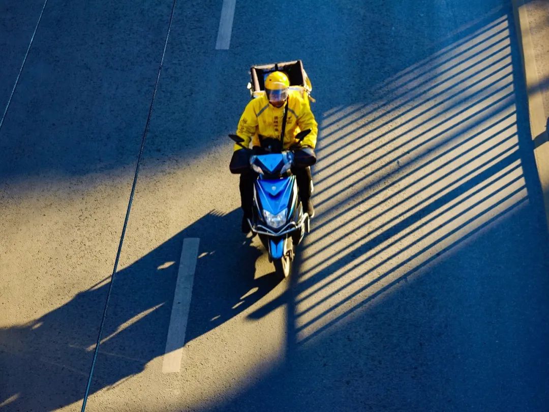 做外卖骑手一个月能赚多少,外卖女骑手月入过万一天只跑34单