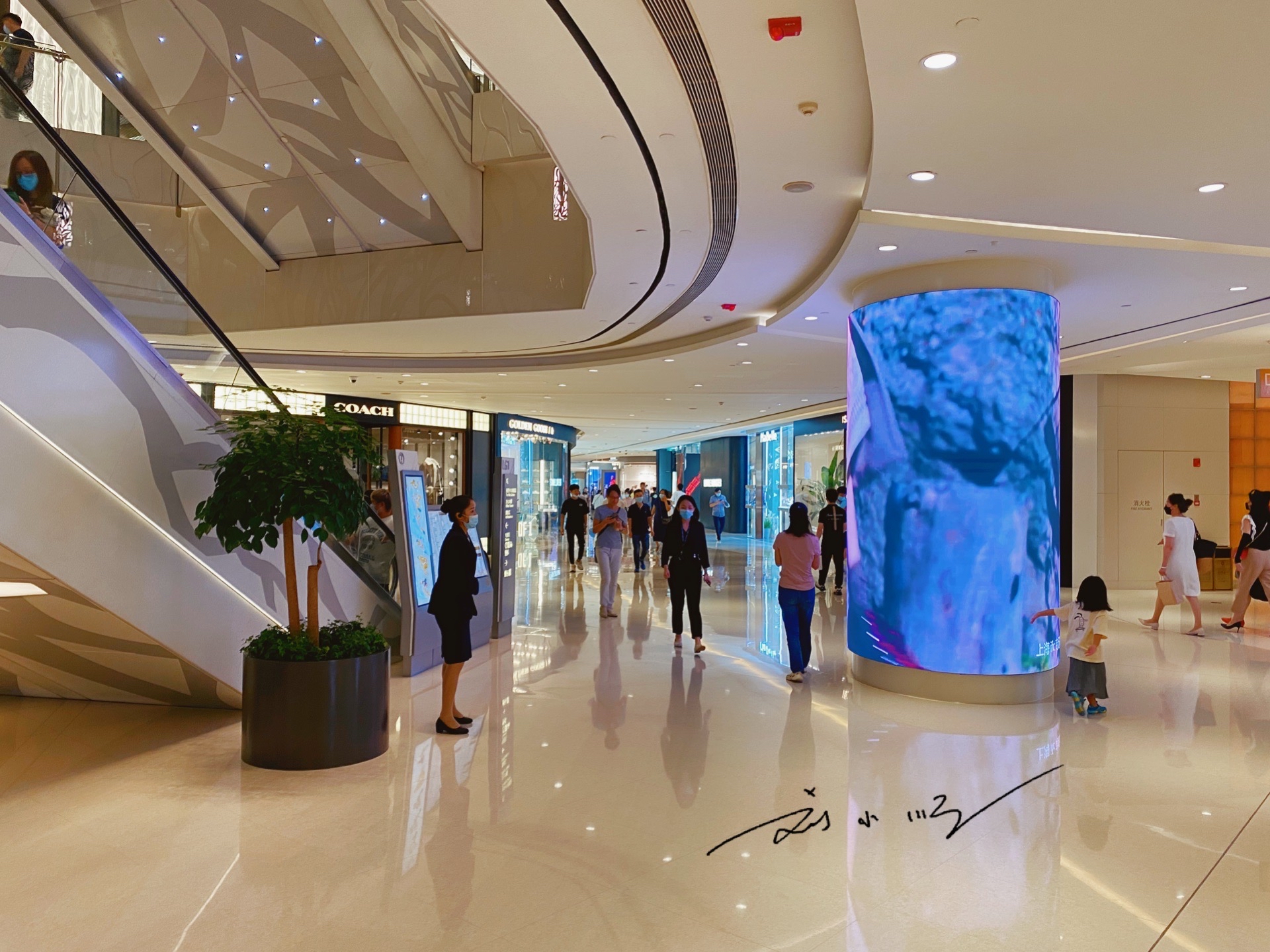 上海东方明珠塔周围哪个商场最大,上海魔都最大的商场