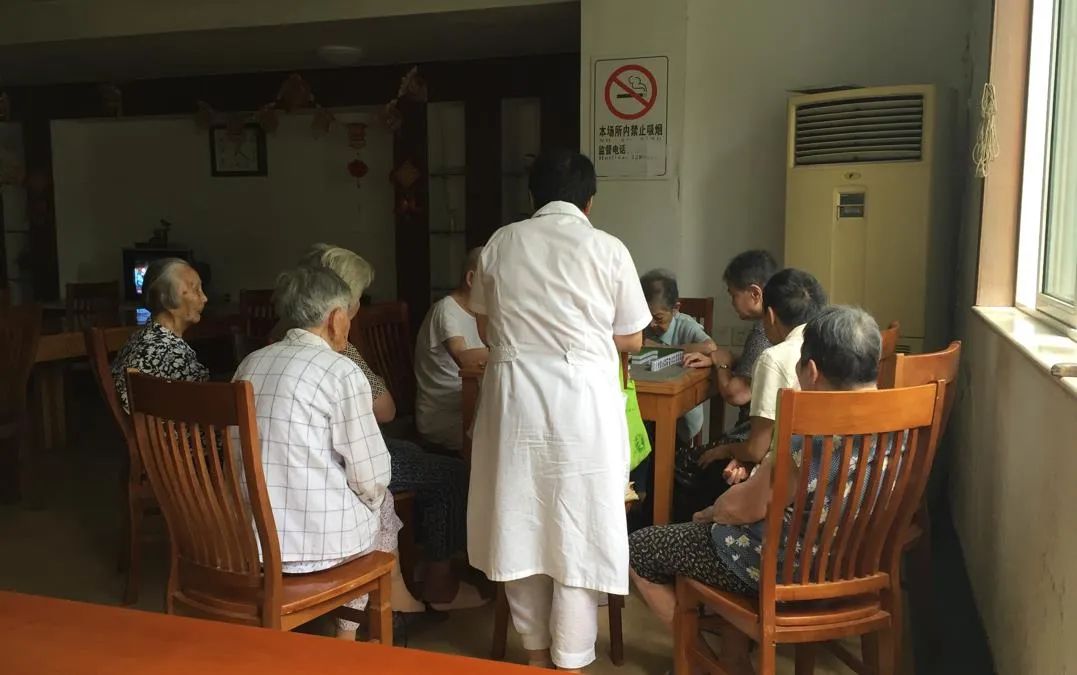 为了照顾他，只能绑住他｜养老院最残酷也最真实的一面