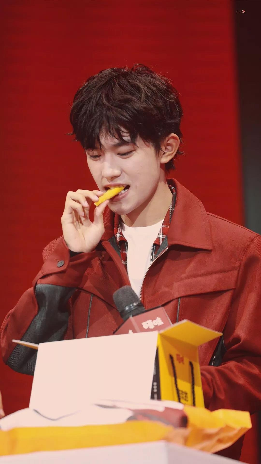 易烊千玺你不是一个人完整版,易烊千玺你变了原版视频