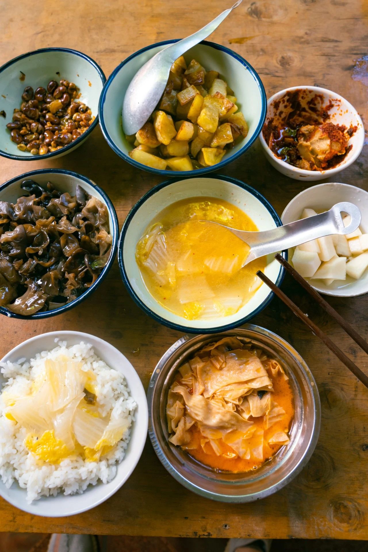 爬了近1个半小时，只为这大理苍山古寺中，孤独又可爱的大橘猫