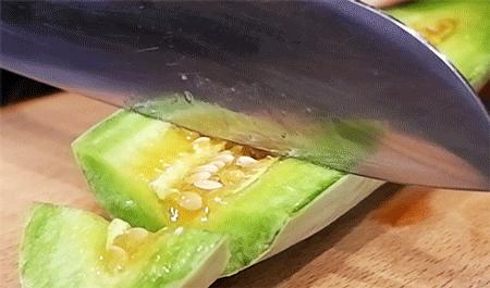 这瓜一肚子蜜汁,掰开就漏!闻着香、咬着脆、一口下去甜到醉