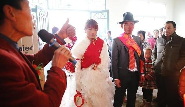 结婚宴席上婆婆羞辱亲家,婚礼上公婆看不起亲家直接打起来