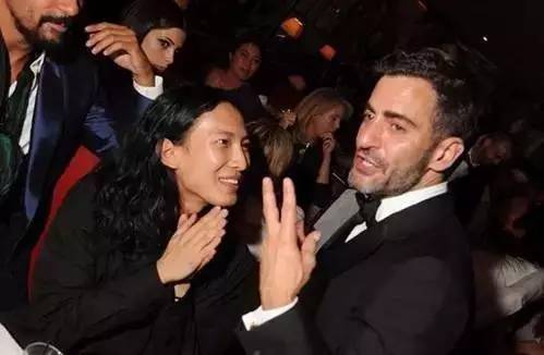 看时装周秀场vlog,时装周的深度解析