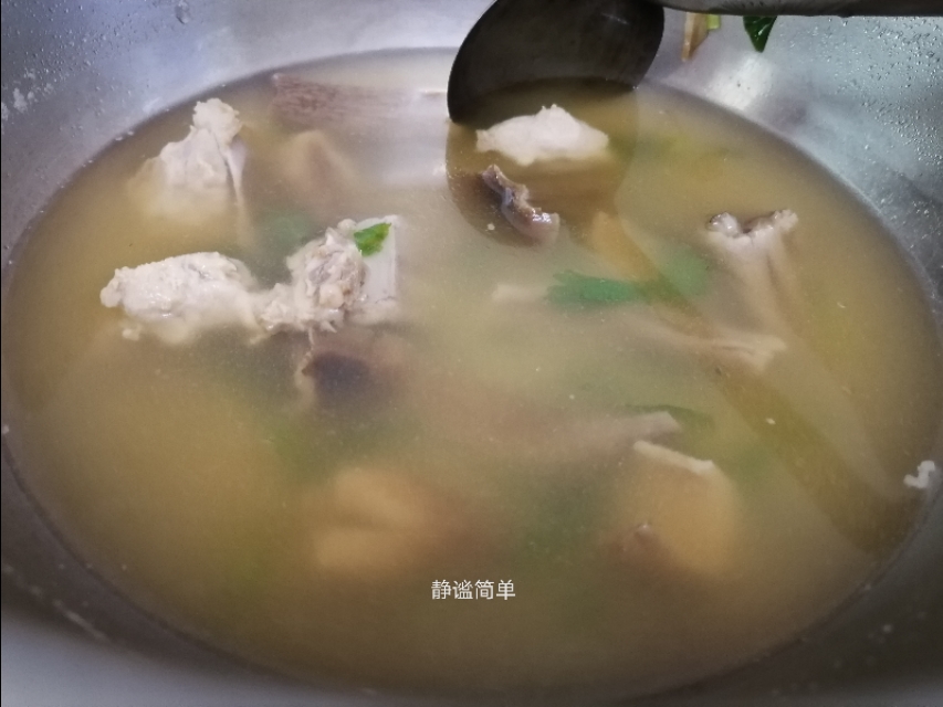 清热润肺鹿茸菇大骨汤,夏天鹿茸菇骨头汤