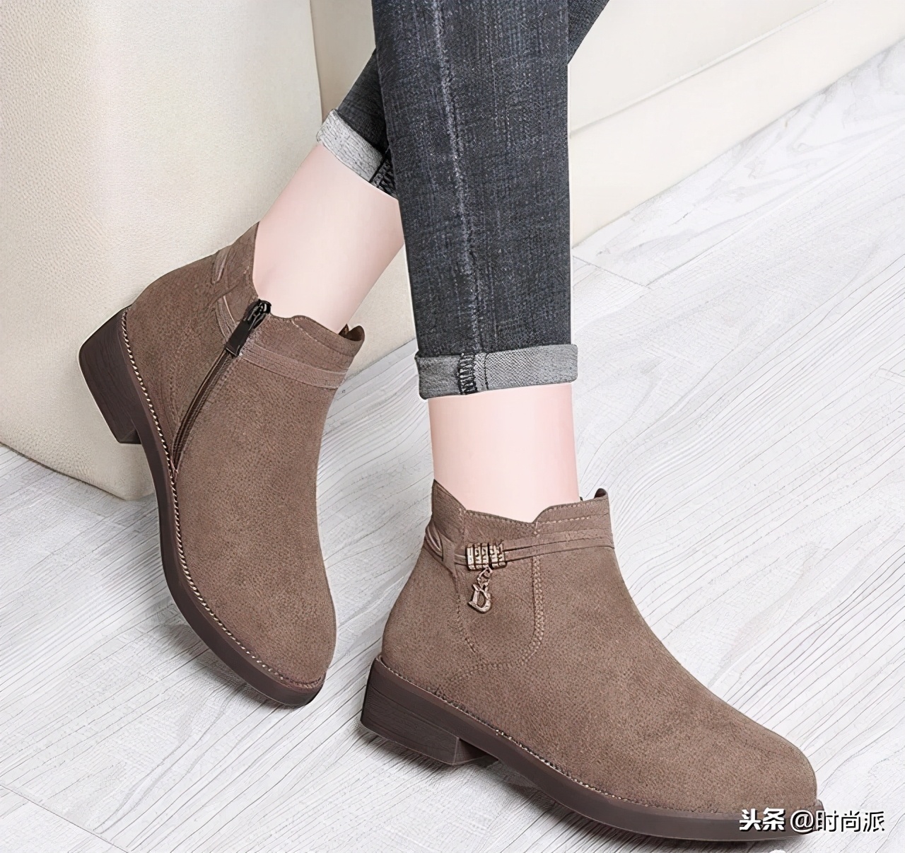 女人再怕冷，也不要穿皮靴，穿这款女鞋+暖暖裤，秋冬天也很美