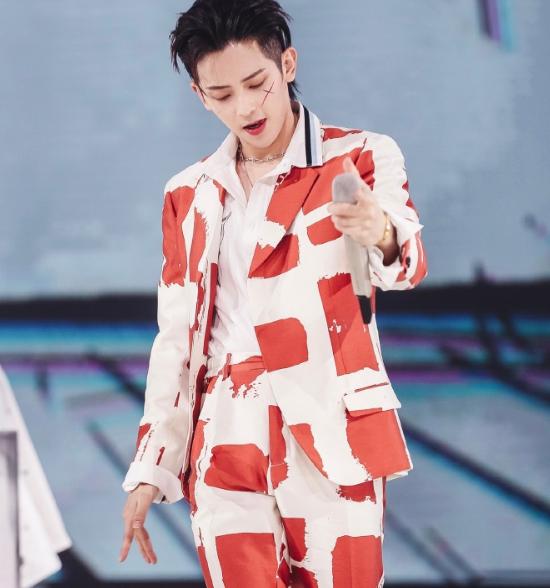 女老板拿黄色笑话逗小生