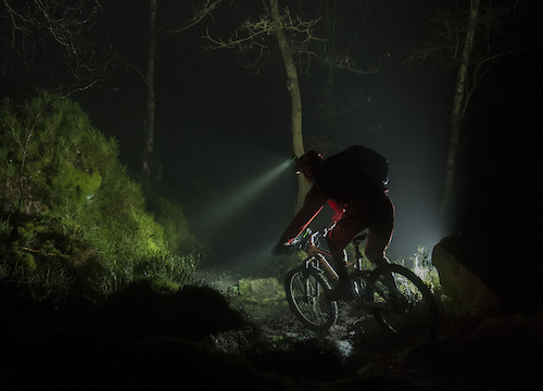 晚上骑山地车注意什么,晚上骑山地车怎么照明