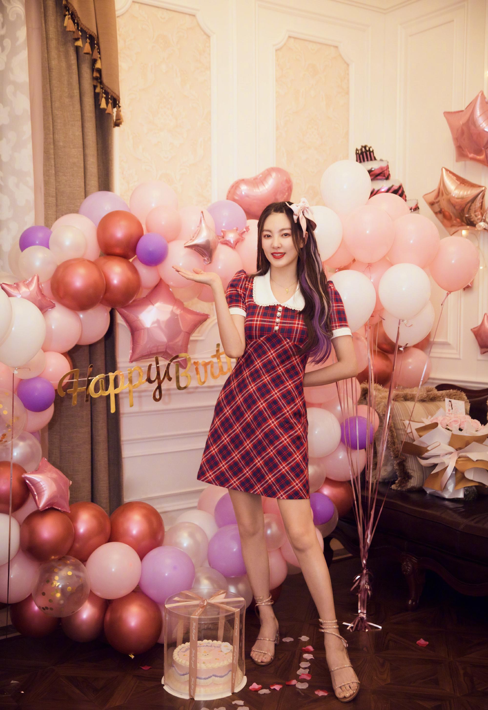 张雨绮泰国穿搭吊带小黑裙,张雨绮夏季私服穿搭