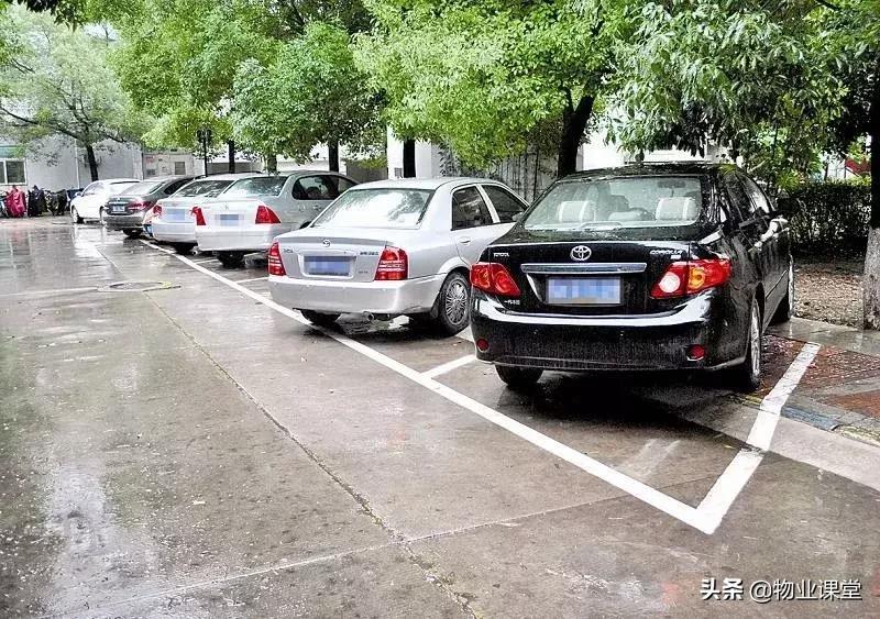 车辆违停可以叫拖车吗,物业违法锁车赔偿标准