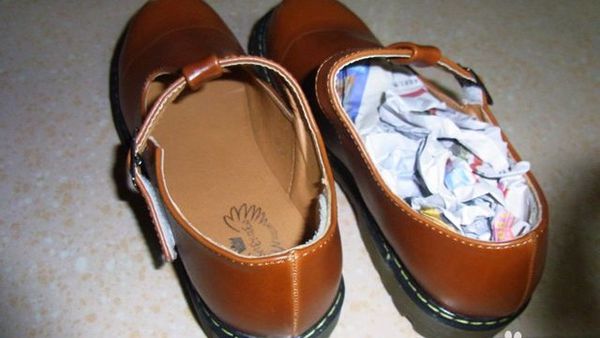 新鞋子有点小夹脚怎么办,鞋子瘦两边夹脚怎么办