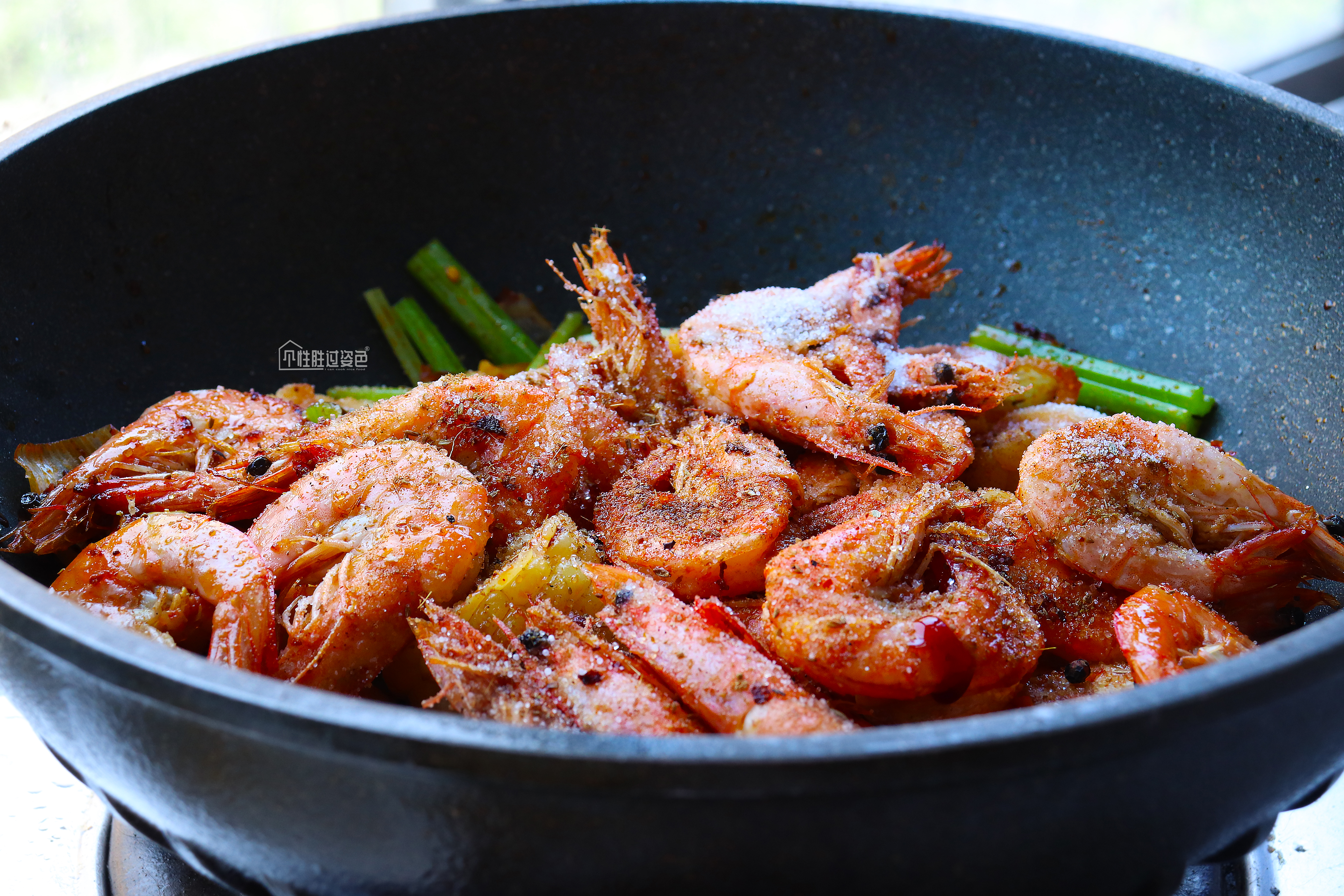 剥皮香辣虾不用炸的做法,这道劲爆香辣虾美味又独特