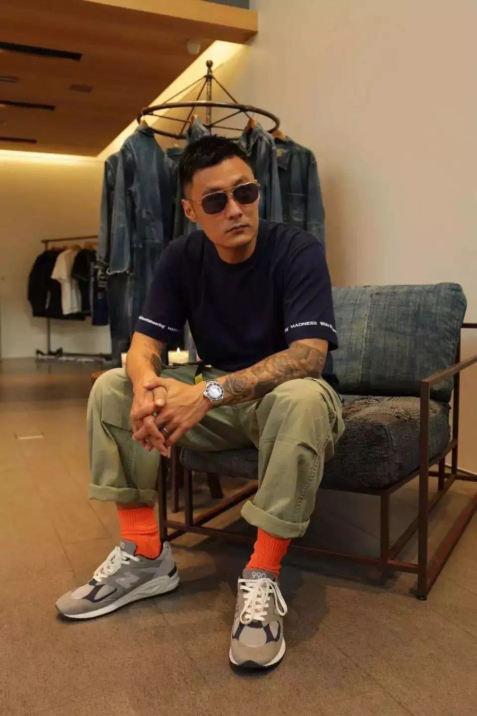 newbalance余文乐红黑,余文乐newbalance990v4nb