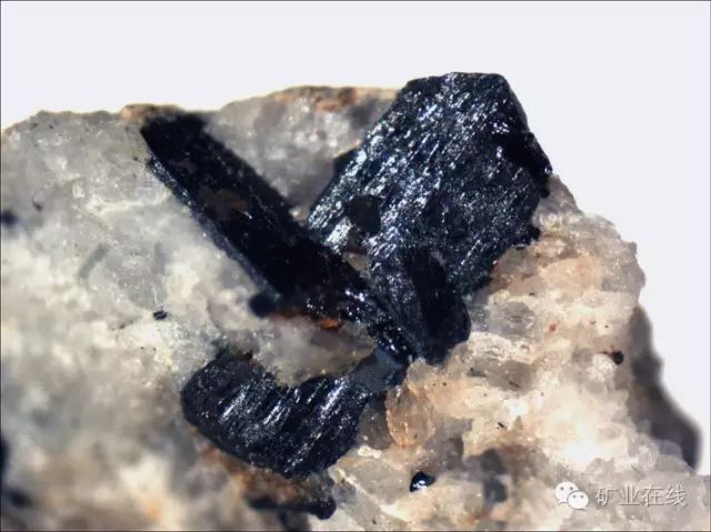 常见的矿物岩石有哪些,4种最常见于岩石里的矿物