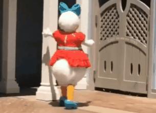 她出道不到30天就成顶流！帮迪士尼狠赚一大笔！但画风渐渐跑偏？