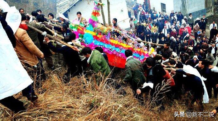 分享一下西北民族的丧葬礼仪风俗,我国七种各具特色的丧葬方式