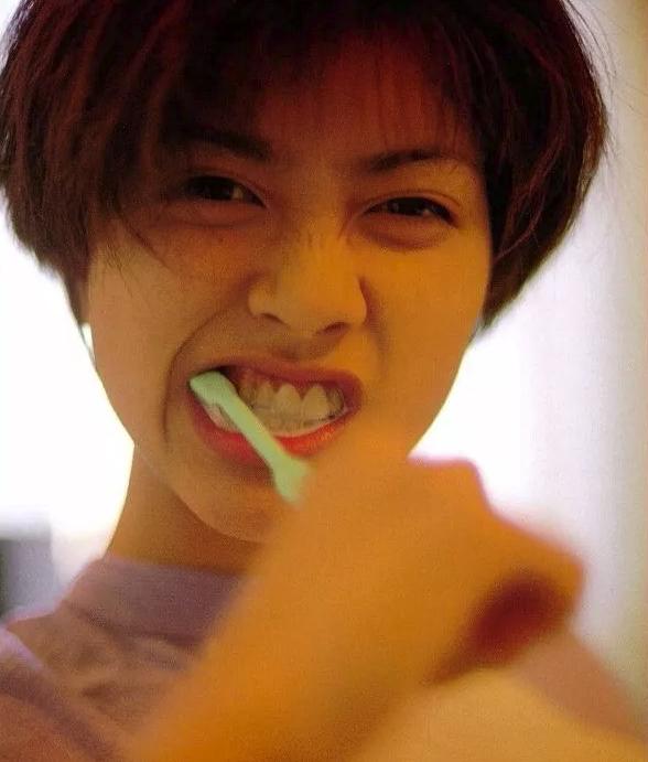 他是世纪末美少年，她帅到掰弯无数小姐姐，相恋10年不婚