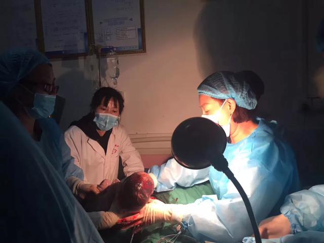 唐山援藏医疗队：一台产床上的剖宫产手术托起了藏族母女的生命
