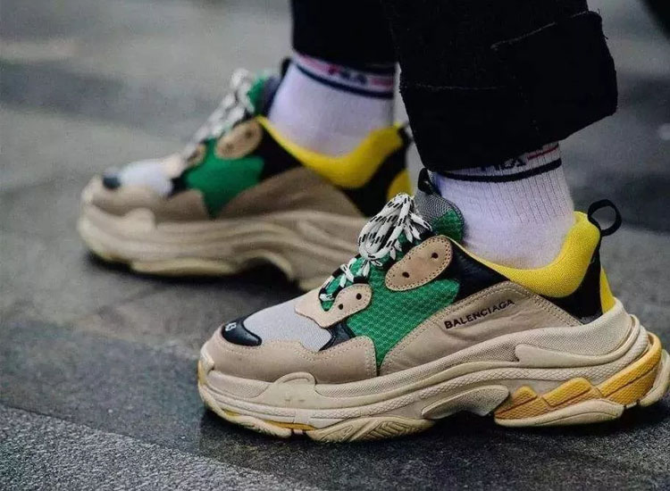 网上三四百的阿迪耐克是真的假的,耐克阿迪去官网买应该不会有假吧