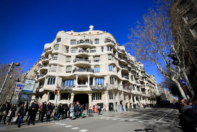 米拉之家是什么风格建筑,和米拉之家相似的建筑