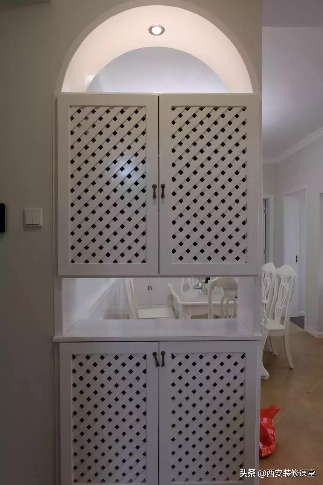 进门鞋柜设计右侧是餐厅隔断,红木鞋柜屏风隔断一体效果图