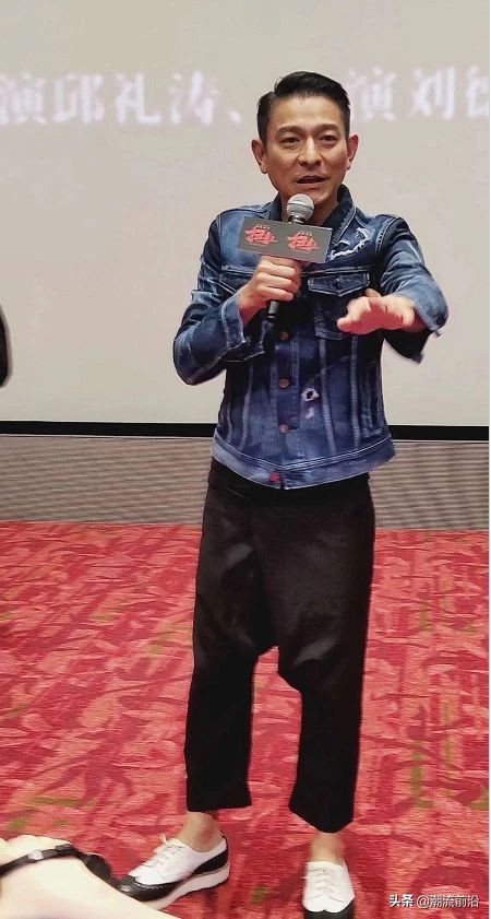 刘德华年轻时一脸褶子,刘德华老了为什么装得很年轻