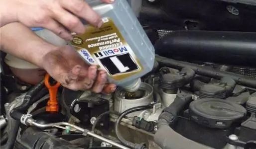 一年没跑多少公里要换机油吗,换机油多少公里必须换一次