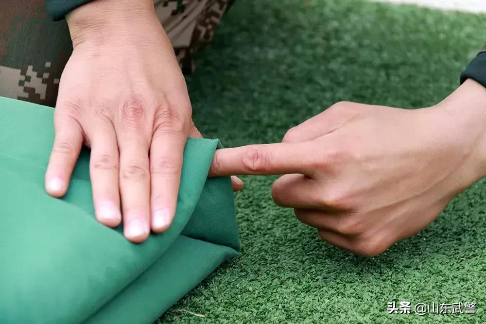 四折军被叠法小技巧,四折军被的叠法图