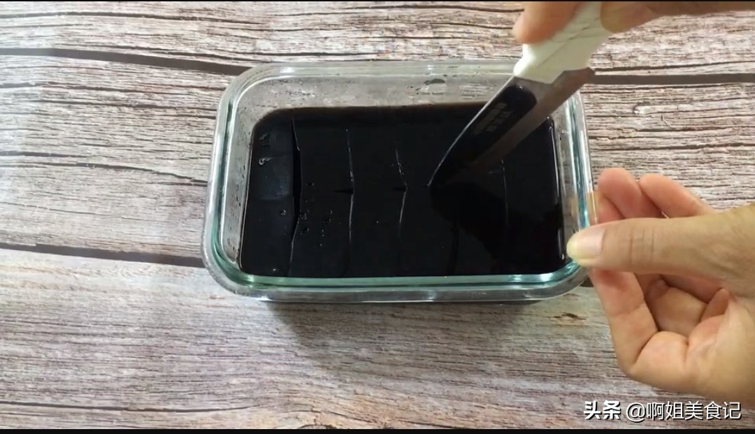 烧仙草和龟苓膏哪个更能清热解暑,90年代夏天解暑的龟苓膏