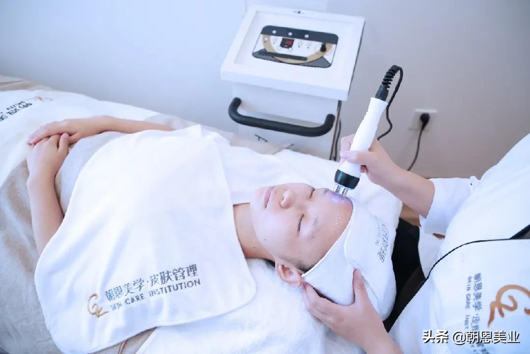 皮肤管理治疗痘痘闭口视频,皮肤毛孔大闭口多怎么养