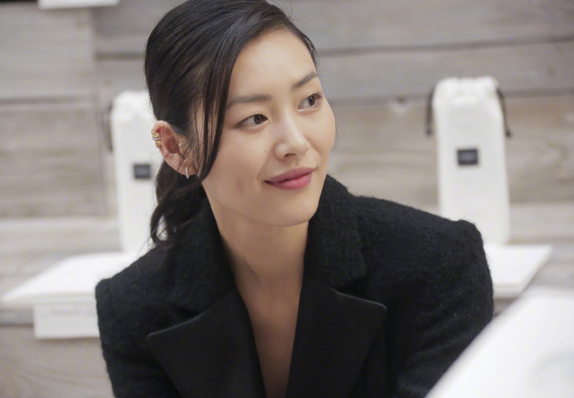 刘雯条纹帽,刘雯戴香奈儿手表图