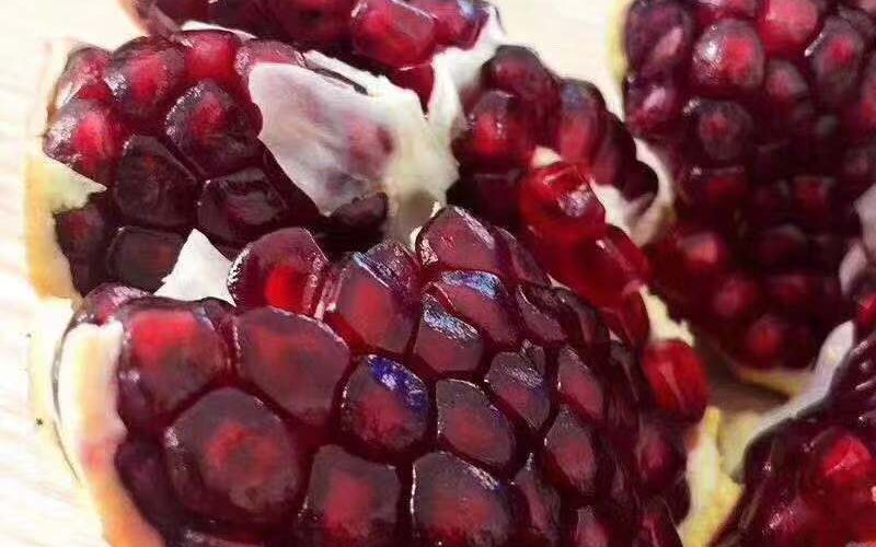 快成熟的石榴突尼斯软籽石榴,突尼斯石榴跟软籽石榴有啥子区别