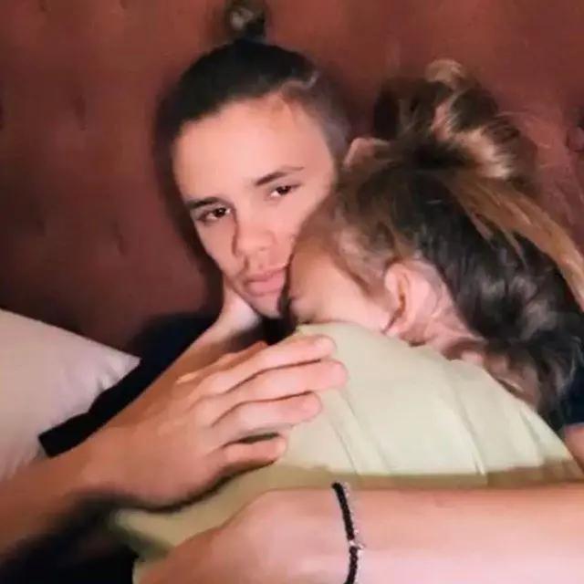 贝克汉姆晒亲吻长子照,贝克汉姆二儿子像贝嫂