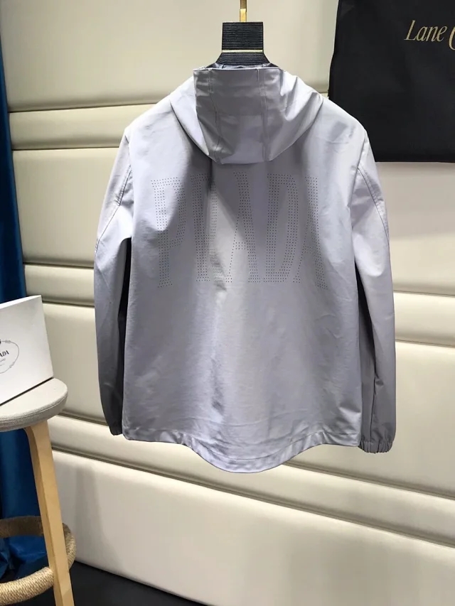 致敬普拉达,普拉达冲锋衣官方旗舰店价格