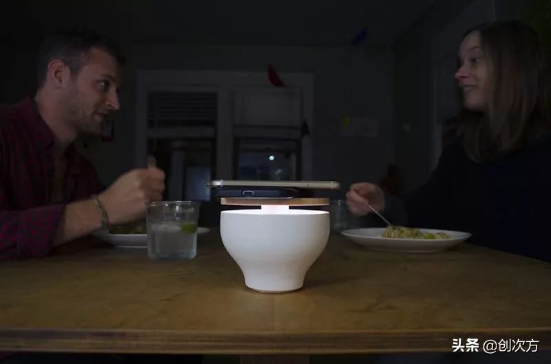 通过手机调节台灯亮度,能与手机连接控制亮度的台灯