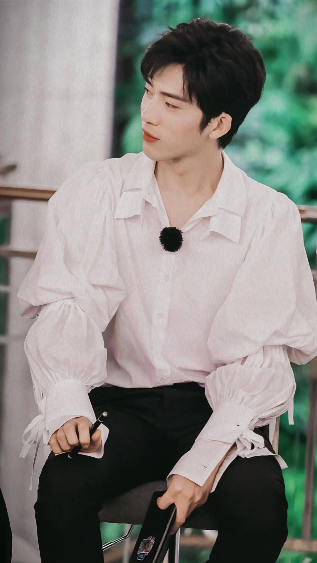 井柏然王一博白敬亭搞怪拍照,井柏然白敬亭朋友圈互动