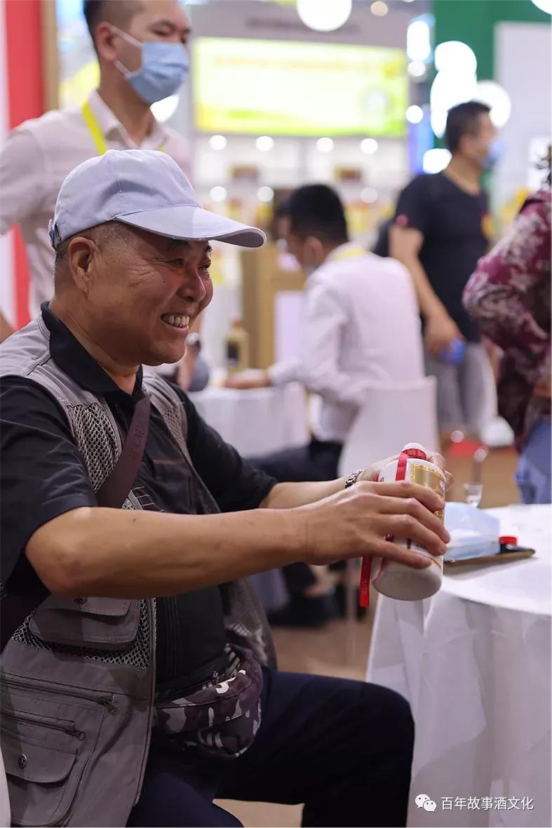 丝博会上的百年故事酒，醇厚酒香魅力绽放