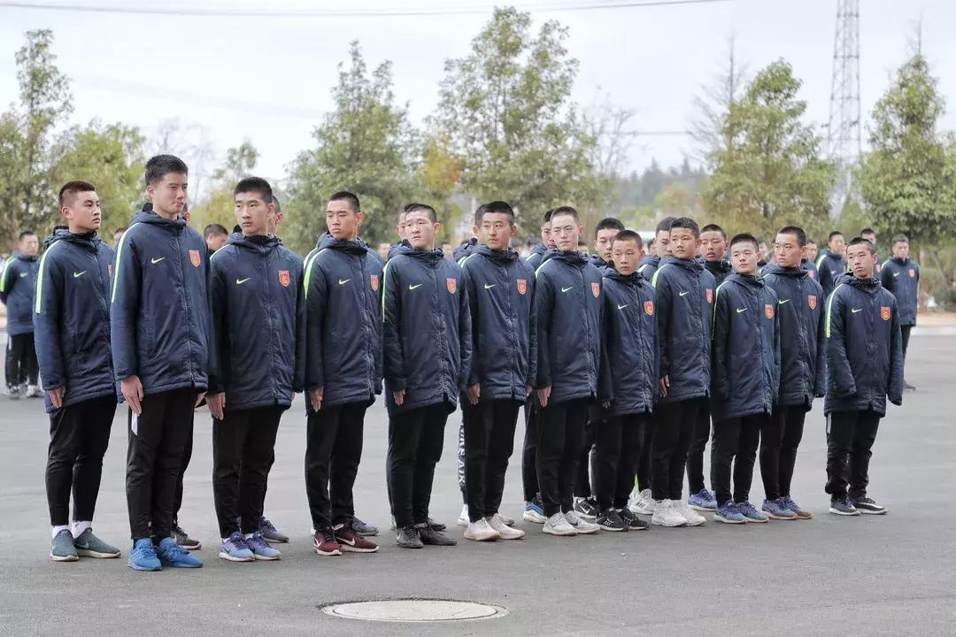 只5天时间就练出了感情——河北华夏梯队队员搂着教官依依不舍