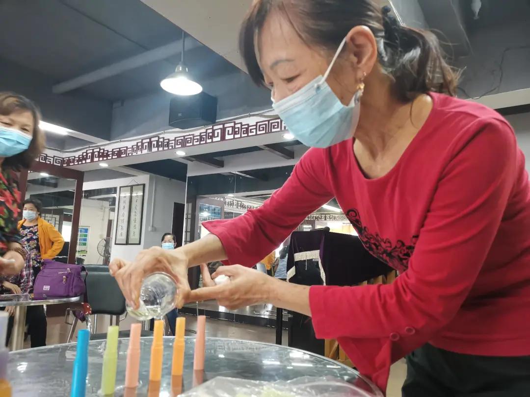 简单的自制润唇膏做法,自制一支润唇膏最好的配方