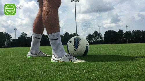 足球背身摆脱技巧教案,足球背身过人实用技巧