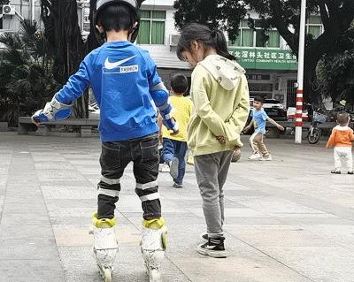 儿童轮滑鞋教学滑行,儿童滑轮滑鞋去哪儿滑