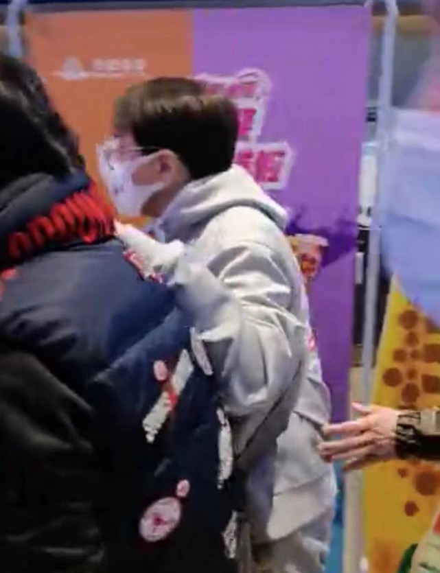 成龙宣传电影腰伤,成龙腰伤复发走路图片