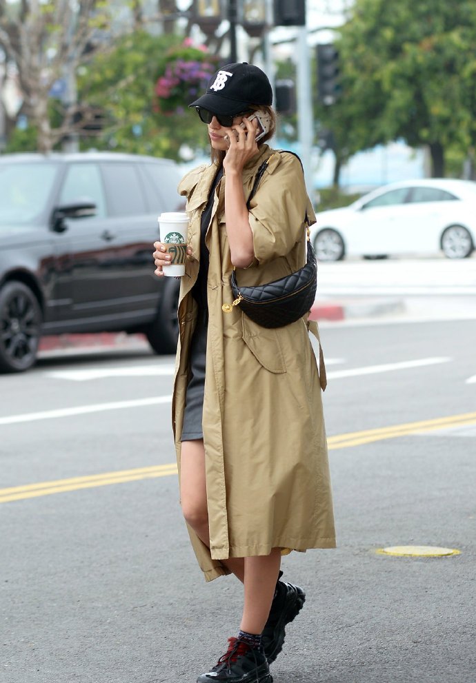 伊莲娜最新出街,伊莲娜带女儿出街