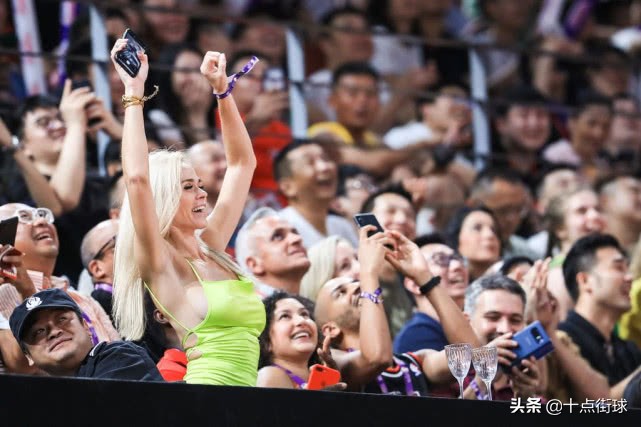 男篮世界杯巴西女球迷是谁,男篮世界杯露背装女球迷