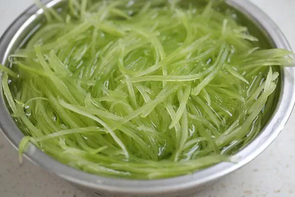 莴笋是焯水好还是直接炒,莴笋最忌焯水和直接炒