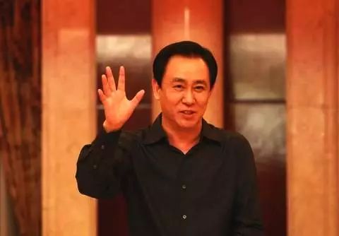 首富许家印携妻子返乡,首富许家印陪96岁父亲